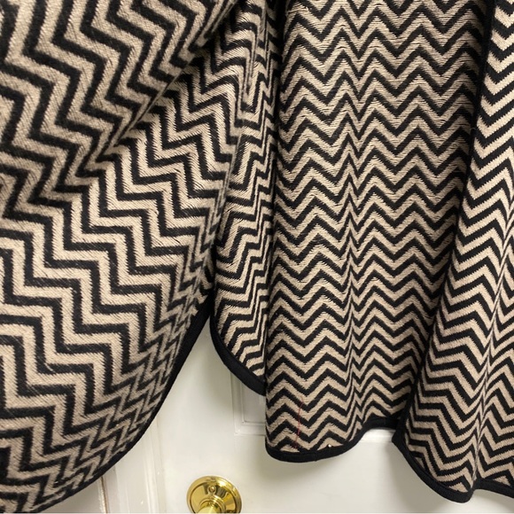 Liz Claiborne Sweater Poncho L/XL Black and Beige Chevron leather buckle closure - Picture 5 of 12